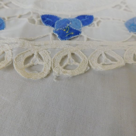 Fabric Placemat Floral Applique Blue White Lace 16.5"x11" SINGLE Vintage FLAW - Picture 7 of 10